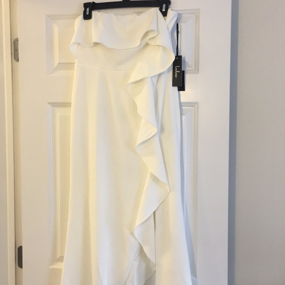 Gorgeous strapless white dress with ruffled slit